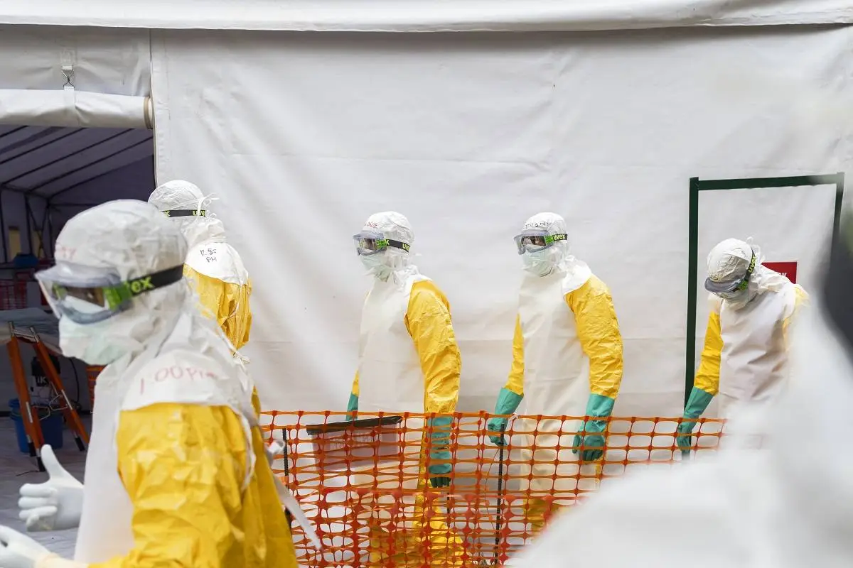 Personal sanitario con equipos de protección individual (EPI) se prepara para iniciar simulacros de admisión de casos sospechosos y evacuación de fallecidos en RDC.