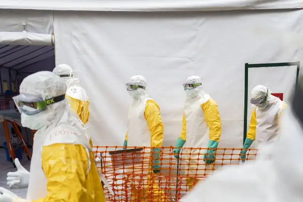 Personal sanitario con equipos de protección individual (EPI) se prepara para iniciar simulacros de admisión de casos sospechosos y evacuación de fallecidos en RDC.