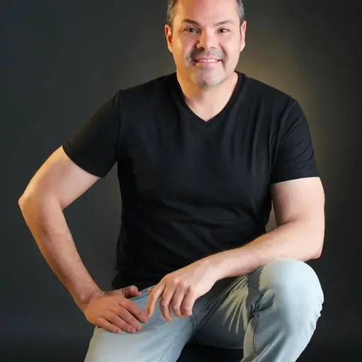 Alexy Méndez, preparador de Miss Universe 2023, se une al equipo de Miss Ecuador 2026