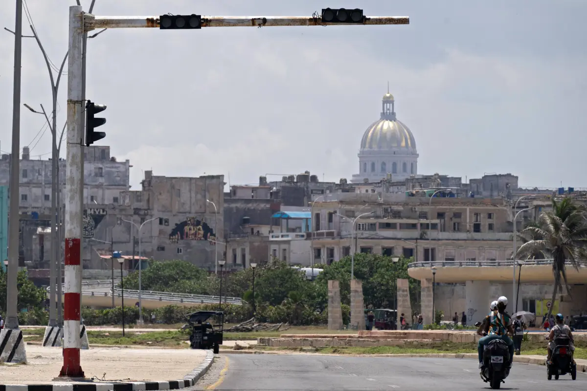 Se observa un semáforo apagado durante un apagón nacional, con el Capitolio Nacional al fondo, en La Habana, el 14 de julio de 2026.