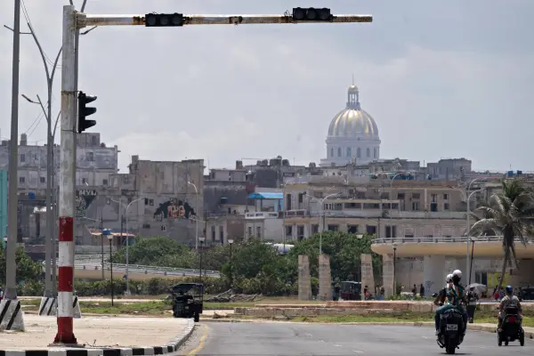 Se observa un semáforo apagado durante un apagón nacional, con el Capitolio Nacional al fondo, en La Habana, el 14 de julio de 2026.