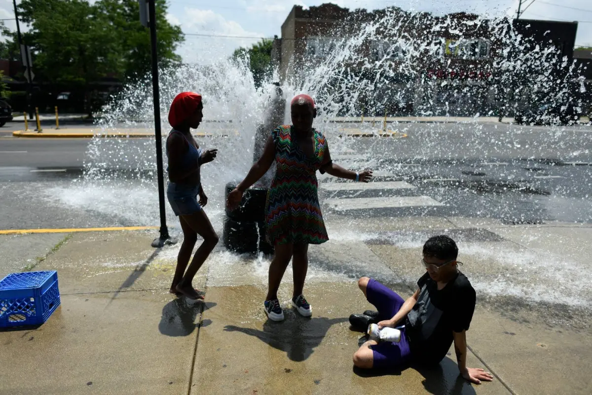 Desde el 3 de julio pasado Estados Unidos soporta una ola de calor que lleva a muchos a refrescarse en espacios públicos (archivo)