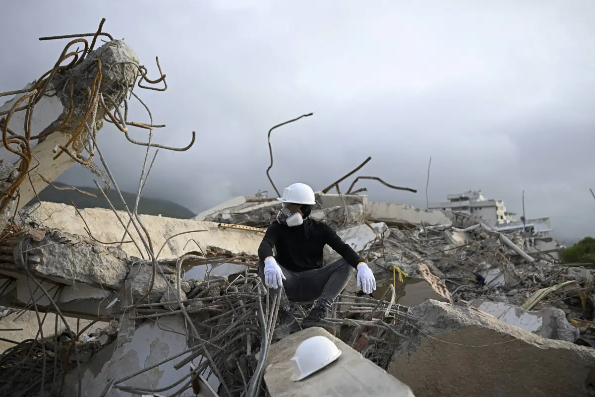 Rescatistas se las ingenian para dar con los cuerpos de las víctimas del doble terremoto, para que sus familias les den una sepultura digna., FEDERICO PARRA / AFP