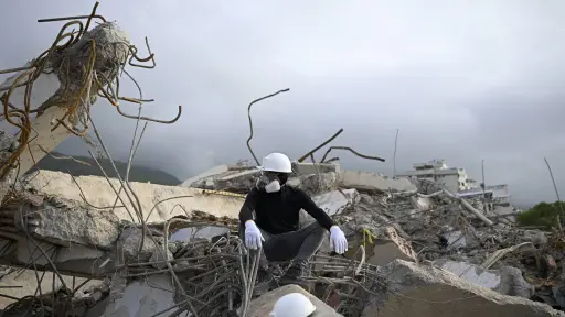Como “sabueso”, un rescatista recuperó los restos de su primo víctima de mortal del doble terremoto en Venezuela