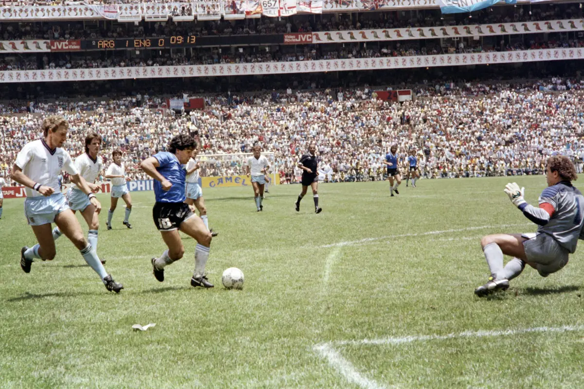 Foto de archivo de la Agencia AFP que graficó el gol del Siglo, anotado por Diego Armando Maradona, ante Inglaterra, en 1986., RODOLFO DEL PERCIO / AFP