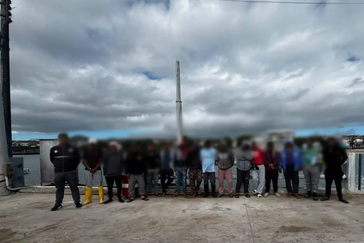 Policía y Armada aprehenden a 15 tripulantes de pesquero procedente de Jaramijó en operativo marítimo