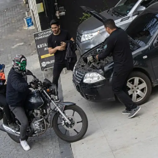 Quisieron hacer una broma de asalto en un negocio y terminaron baleados por un policía de civil