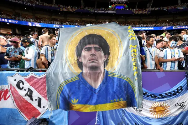 Hinchas argentinos llevan a todos los partidos del Mundial trapos con el rostro de Maradona. ,CARL RECINE / GETTY IMAGES NORTH AMERICA / GETTY IMAGES VIA AFP