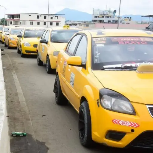Cooperativas de taxis en Manta bajo presión: gremio califica de inviable el plazo de 90 días para reinstalar taxímetros