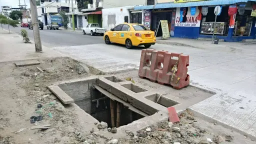 Vecinos y dueños de locales exigen solución inmediata al sumidero sin rejilla en Av. 108 y Calle 117