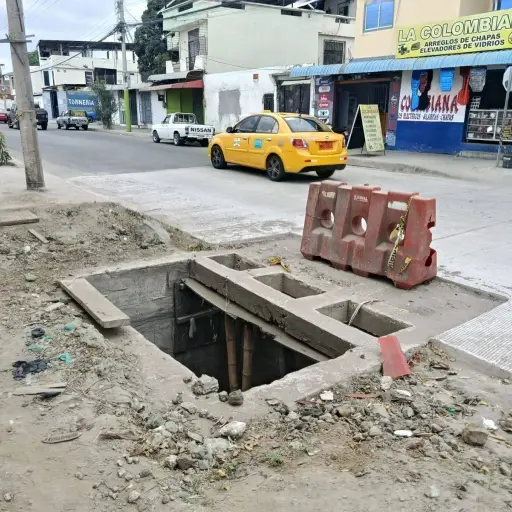 Vecinos y dueños de locales exigen solución inmediata al sumidero sin rejilla en Av. 108 y Calle 117