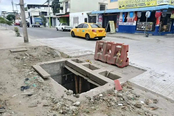 Vecinos y dueños de locales están preocupados por un sumidero sin rejilla en la Av. 108 y Calle 117, en Los Esteros. ,El Diario