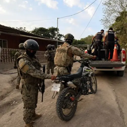 Fuerzas Armadas desmantelan red de delincuencia en Charapotó