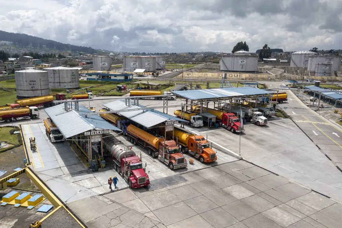 La terminal de despacho de combustibles, del sector de El Beaterio, sur de Quito, es una de las más grandes del país., Foto: Petroecuador EP
