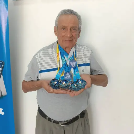 El nadador de 80 años Julio Hernández Luna impone nuevos récords nacionales en el torneo máster de Guayaquil