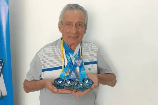 Julio Hernández Luna muestra las medallas logradas en Guayaquil