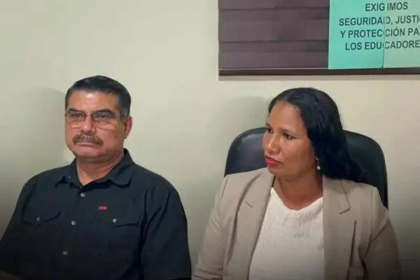 La presidenta de la UNE de Guayas (derecha) junto a el docente Jorge Escala. ,Captura de pantalla 