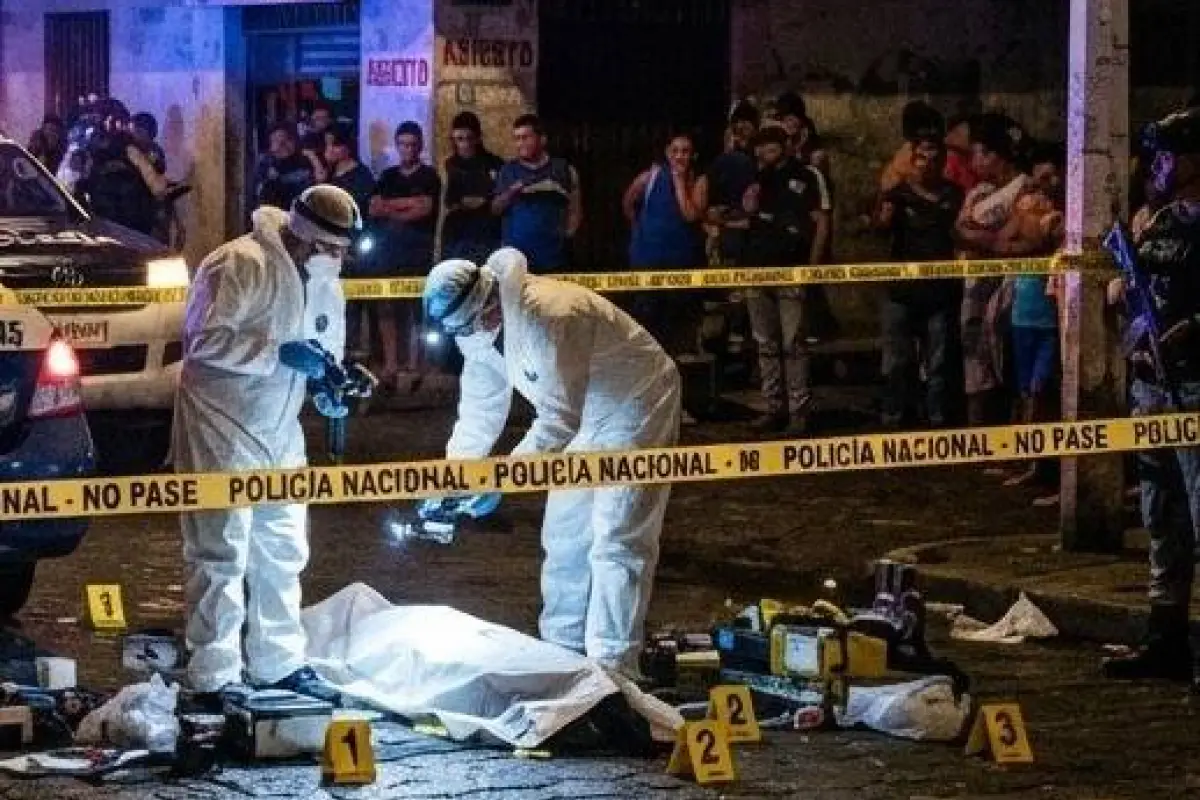 Agentes de la Policía llegaron al lugar donde quedó el cuerpo de la mujer para realizar las pericias respectivas., Foto: Referencial generada con IA