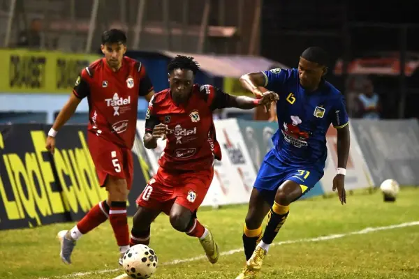 El Manta FC vistió su uniforme de color rojo para enfrentar a Delfín SC en una edición más del Clásico Mantense. ,Foto: Agencia Apifoto