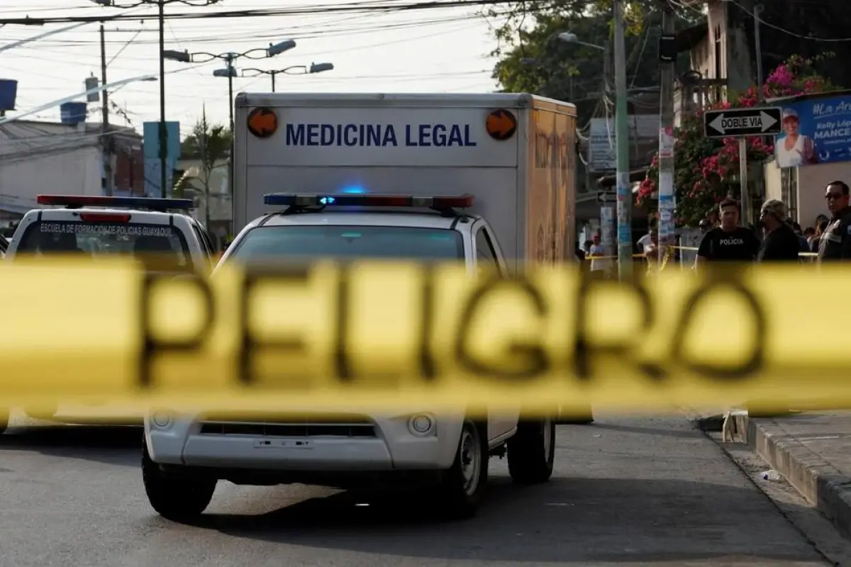 Agentes policiales llegaron al lugar de los hechos para realizarel respectivo levantamiento del cadáver dentro del bus., Foto: Referencial