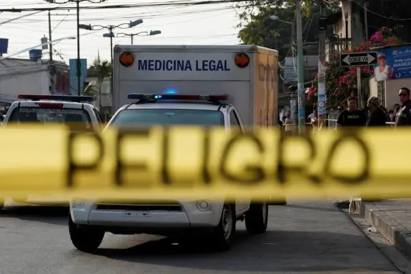 Agentes policiales llegaron al lugar de los hechos para realizarel respectivo levantamiento del cadáver dentro del bus. ,Foto: Referencial