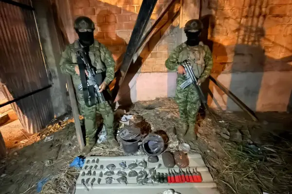 Soldados muestran el material decomisado. 