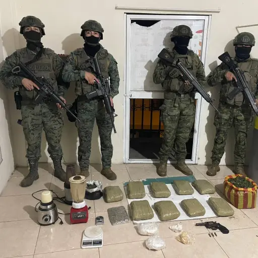 Desmantelan centro de acopio de drogas en Manta