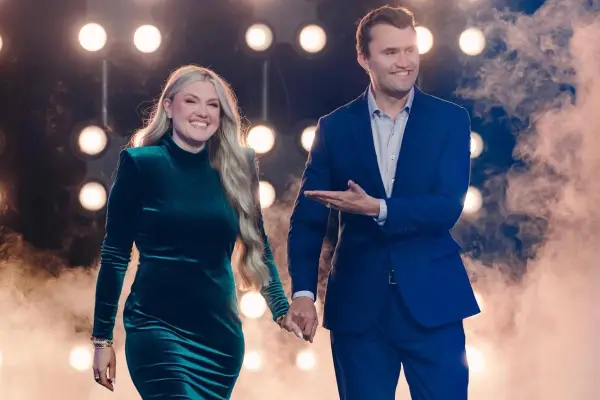 Erika Kirk sigue con los ideales políticos de su asesinado esposo, Charlie Kirk.