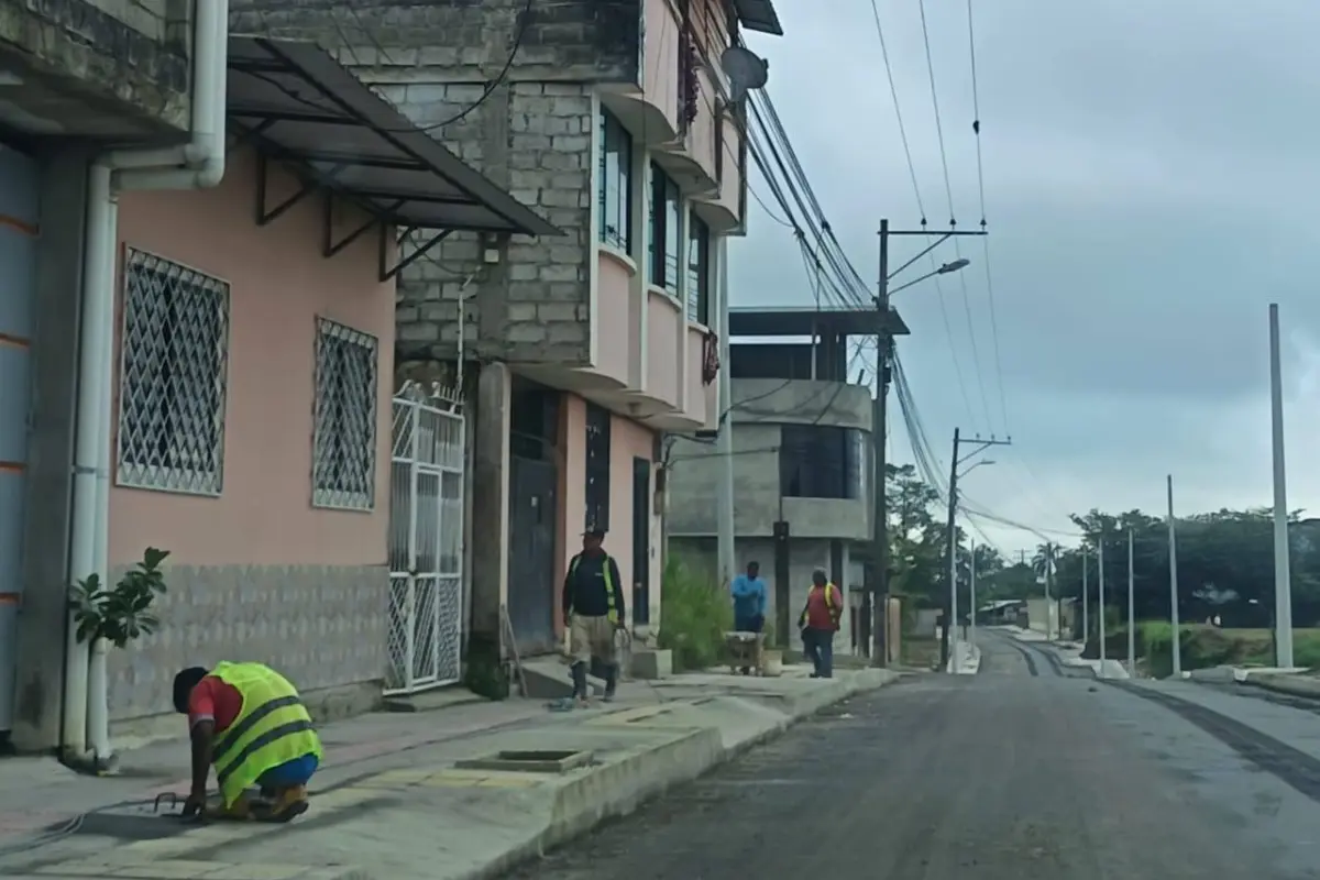 Los obreros realizan labores de instalación de adoquines en las veredas., Diario Centro