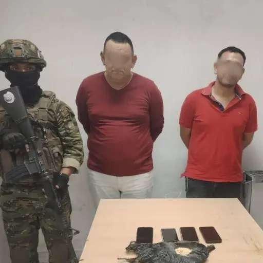 Aprehenden a dos hombres por presunta posesión de drogas en Chone