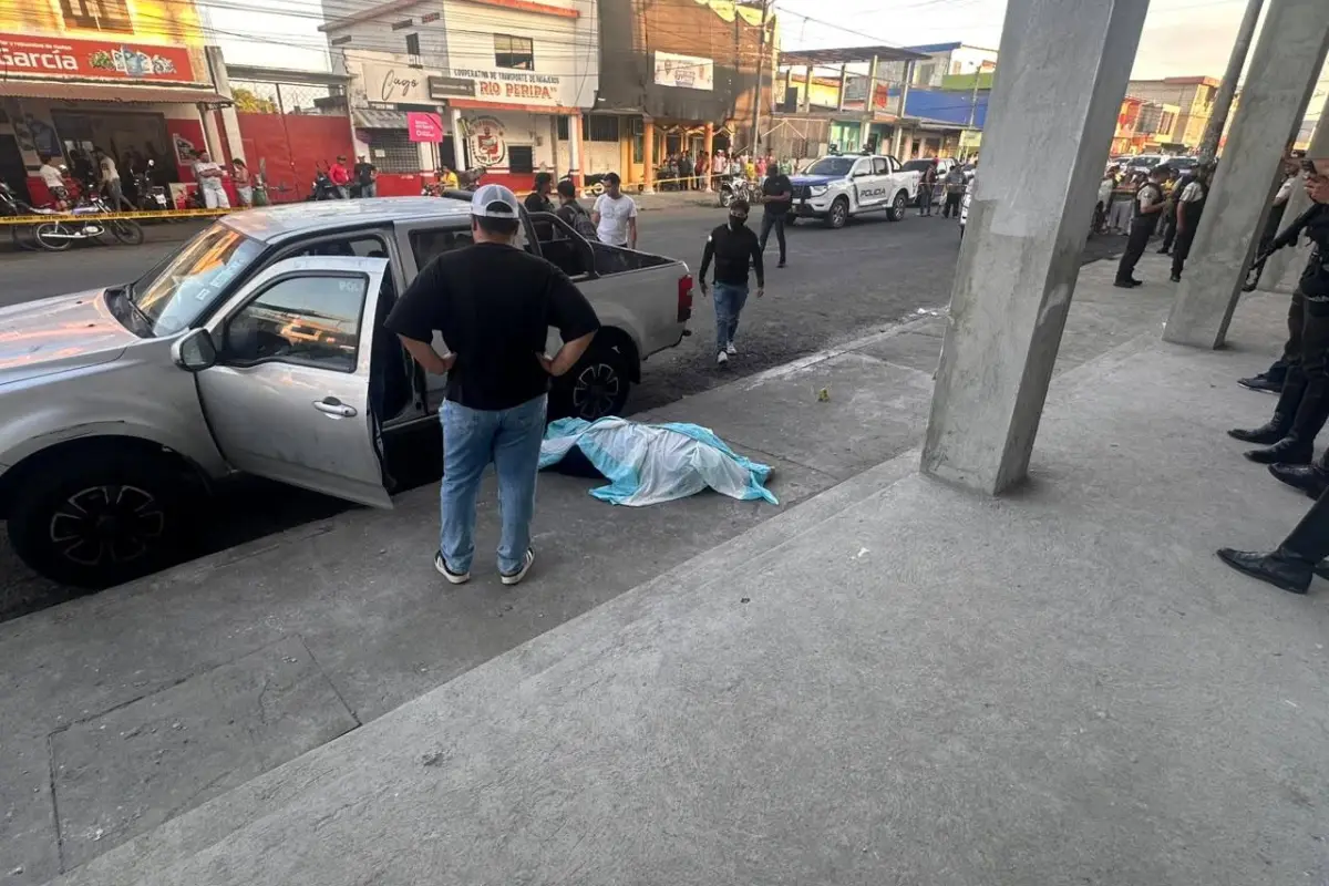El extranjero quedó en la vereda., Cortesía
