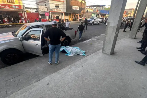 El extranjero quedó en la vereda. ,Cortesía