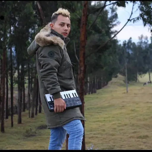 El productor colombiano Elkeretumba impulsa su trayectoria con proyectos musicales y formación especializada