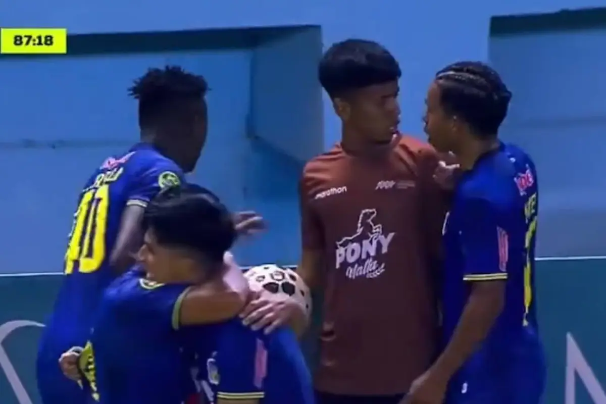 En la transmisión de Zapping se observa el momento en que dos jugadores de Delfín SC increpann a un pasabolas., Foto: Captura de pantalla.