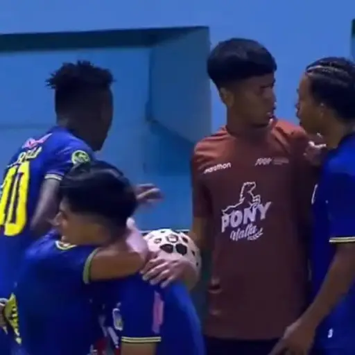 Incidente entre dos jugadores de Delfin SC y un pasabolas quedó transmitido en vivo durante el Clásico Mantense