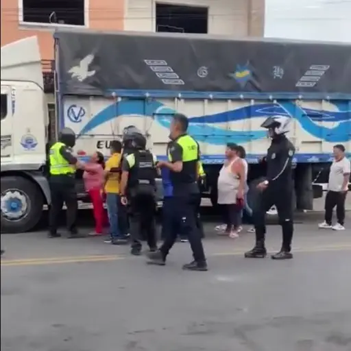 Enfrentamiento entre agentes de tránsito y civiles deja heridos y una denuncia en Babahoyo