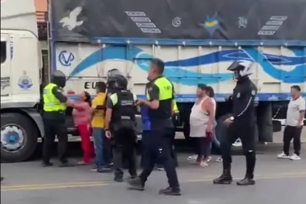 El enfrentamiento quedó captado en video. ,Cortesía