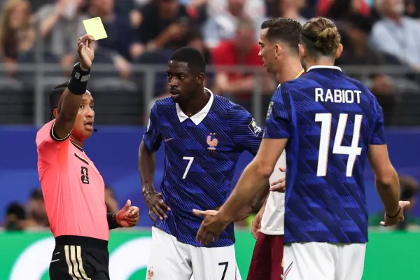 El árbitro salvadoreño Iván Barton muestra tarjeta amarilla al centrocampista francés Adrien Rabiot, número 14, durante el partido de semifinales del Mundial de Fútbol de 2026 entre Francia y España. ,FRANCK FIFE / AFP