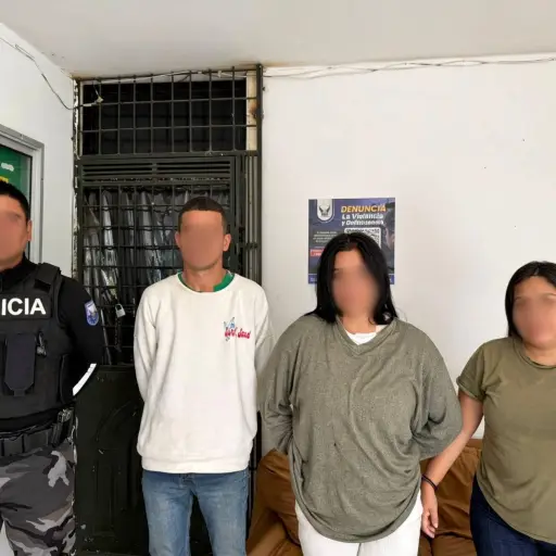 Aprehenden a tres personas con un arma de fuego y vehículo robado en Manabí