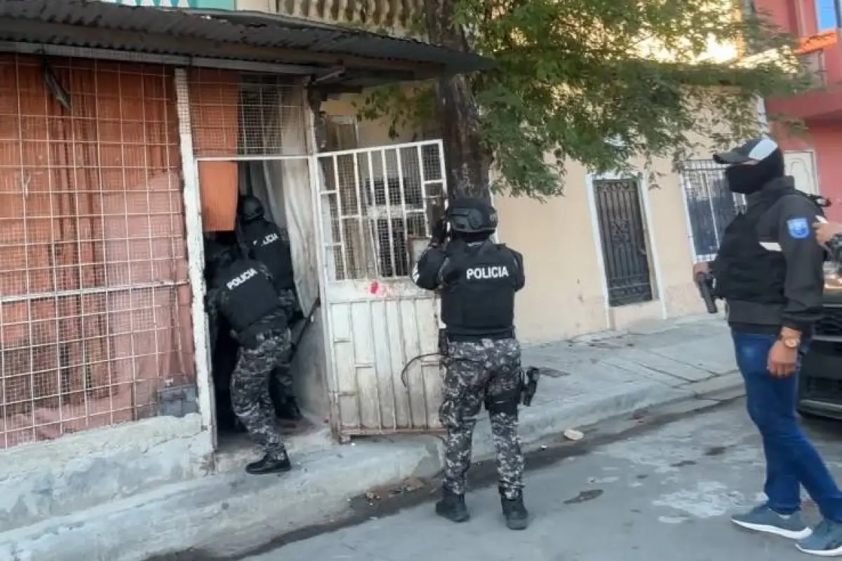 Agentes de varios servicios policiales participaron del operativo que se ejecutó en el sector de Portete, en Guayaquil., Foto: X John Reimberg
