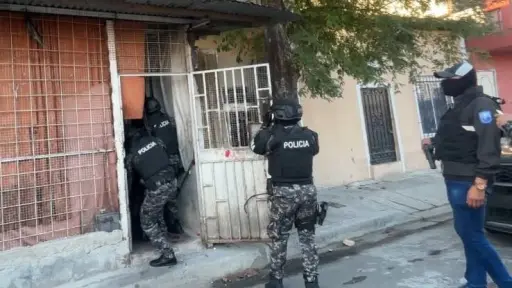 Operativo policial dejó cuatro personas detenidas y el decomido de drogas y armas en Guayaquil