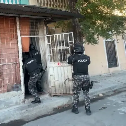 Operativo policial dejó cuatro personas detenidas y el decomido de drogas y armas en Guayaquil