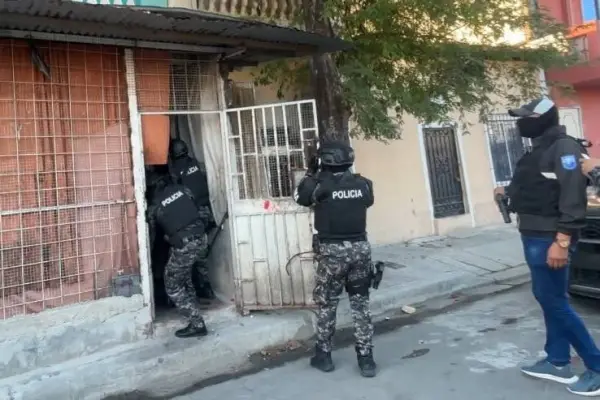 Operativo policial dejó cuatro personas detenidas y el decomido de drogas y armas en Guayaquil