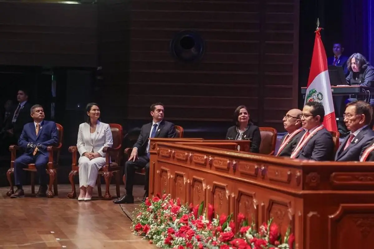 Keiko Fujimori (de blanco) recibió sus credenciales como la presidenta electa de Perú este miércoles 15 de julio., Foto: Europapress