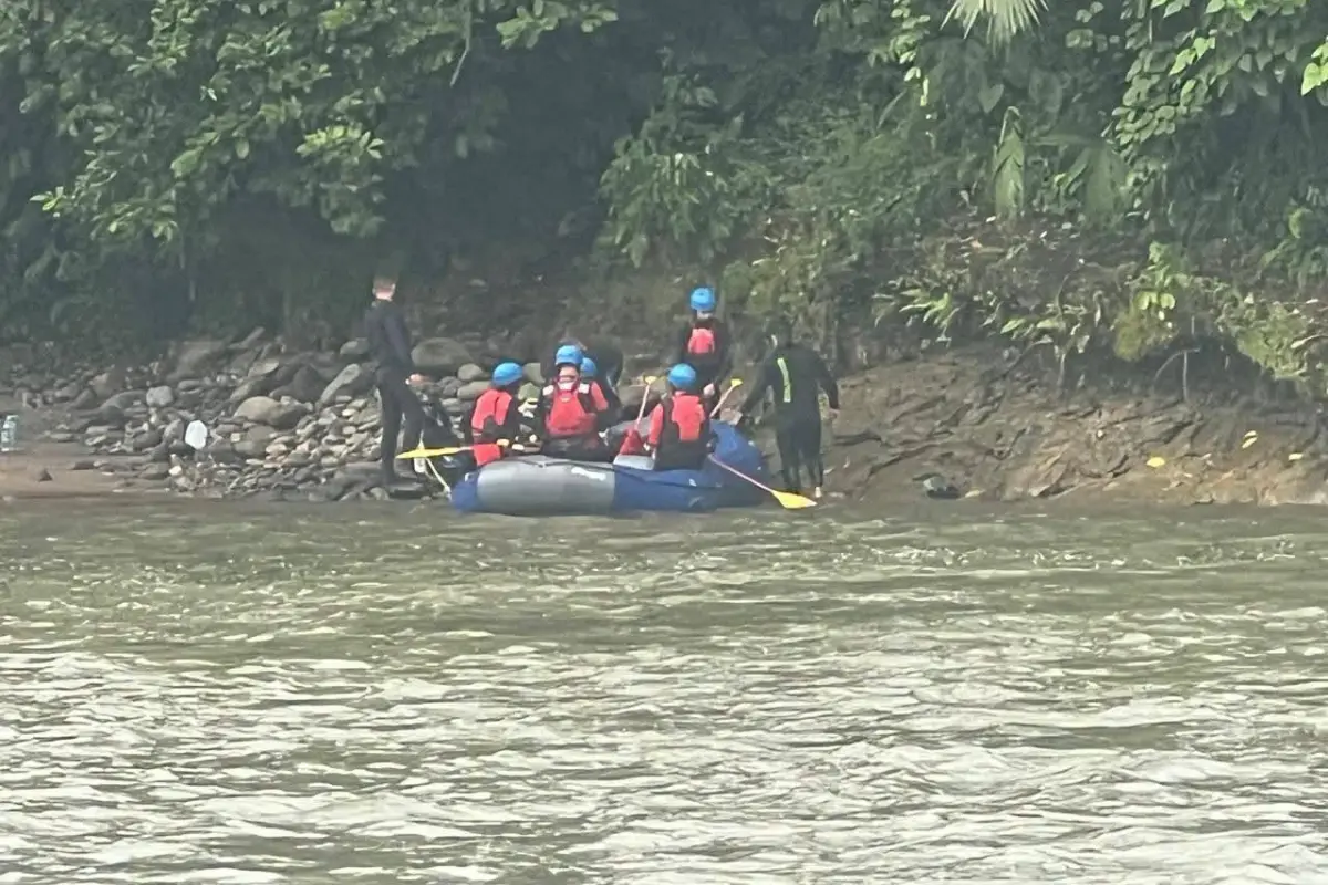 Los bomberos están buscando el cuerpo., Cortesía