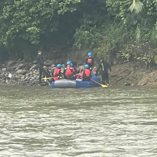 Un calambre habría cambiado todo: continúa la búsqueda de un trabajador desaparecido en el río Blanco