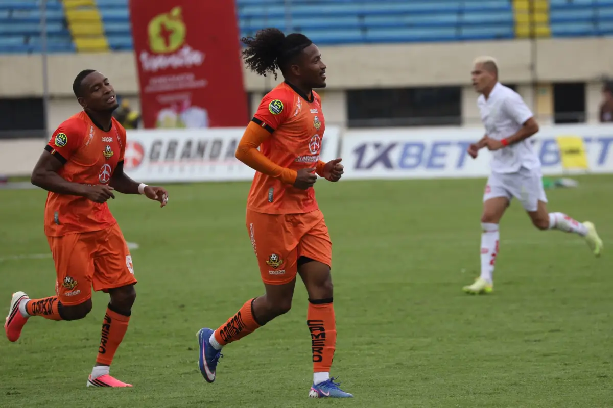 Hancel Batalla celebra el gol del triunfo ante Técnico Universitario