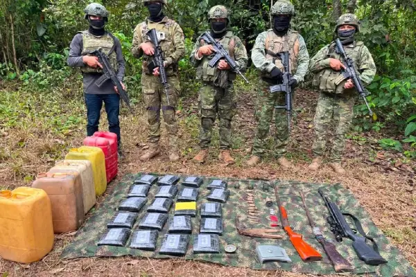 Explosivos, drogas, armas, dinero, municiones y demás se encontró durante el operativo en la frontera norte de Ecuador. ,Foto. Ejército Ecuatoriano