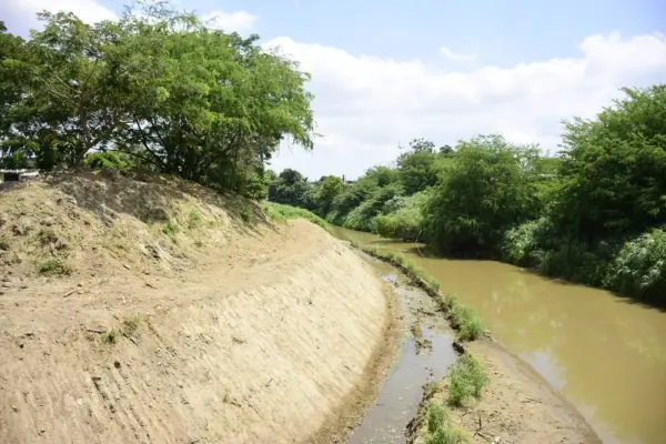 GPM realiza limpieza y reconformación de muros en 30 kilómetros del río Portoviejo.