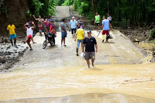 Imagen referencial que muestra la formación de un badén por las precipitaciones en la provincia de Manabí ,El Diario